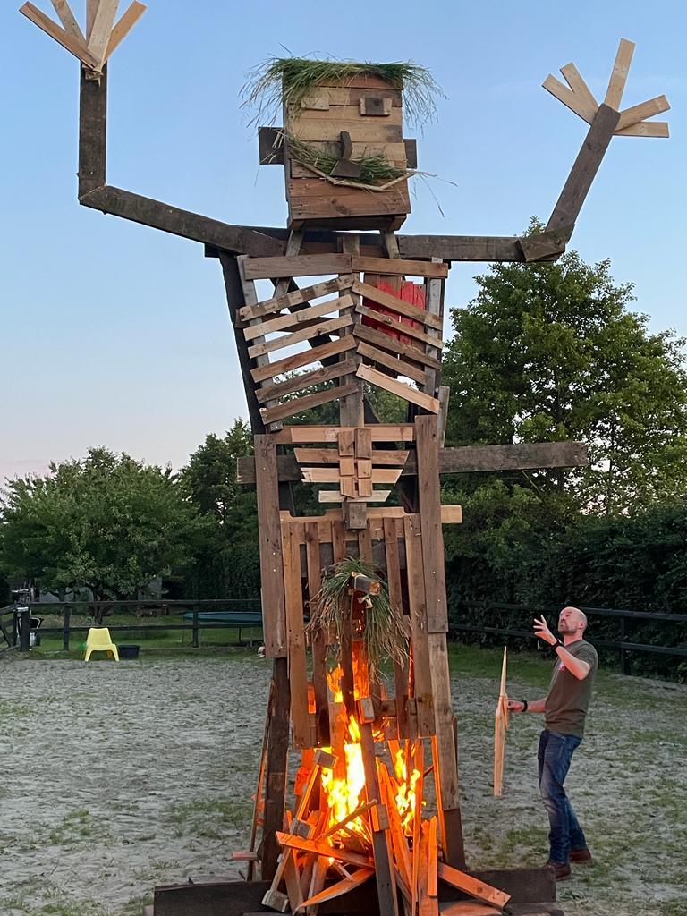 Brandende_man_begin_vuur.jpg